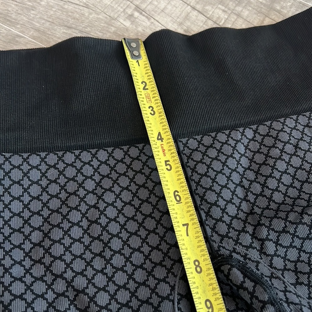 Like New Lululemon Cropped Leggings - Picture 11 of 12